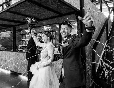 Entrada de novios al salon de bodas