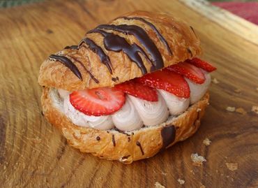 Our legendary sweet treat croissant. Cream cheese frosting, fresh straberries, chocolate drizzle.