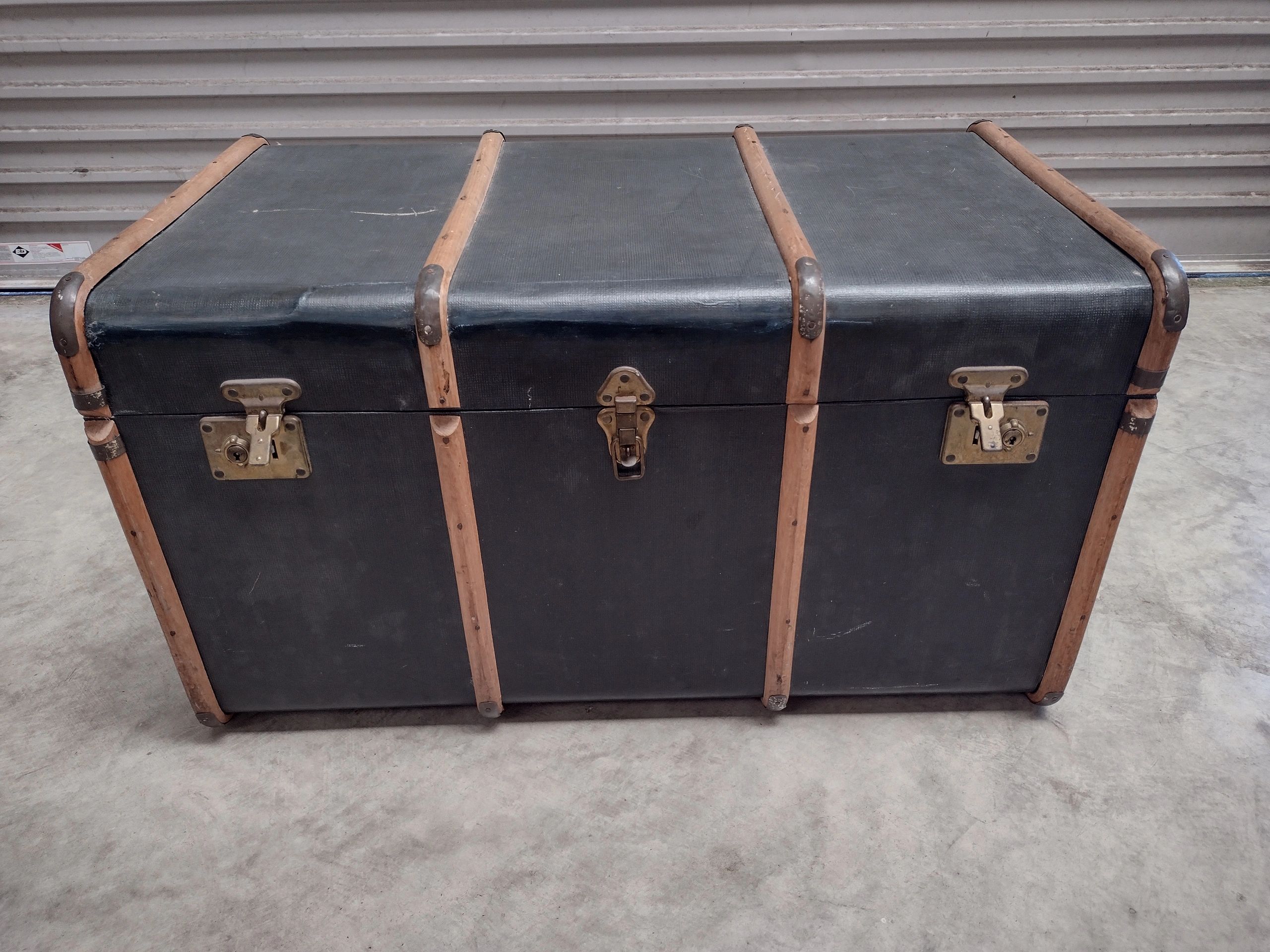 Mid-century passenger trunks as used when sea travel was dominant.
Repairs the damaged lid.

.