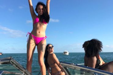 Celebrating a birthday party in Miami ocean private boat tour