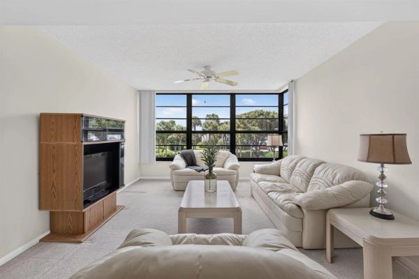Whitehall
3626 Whitehall Dr Apt 306
West Palm Beach, FL 33401