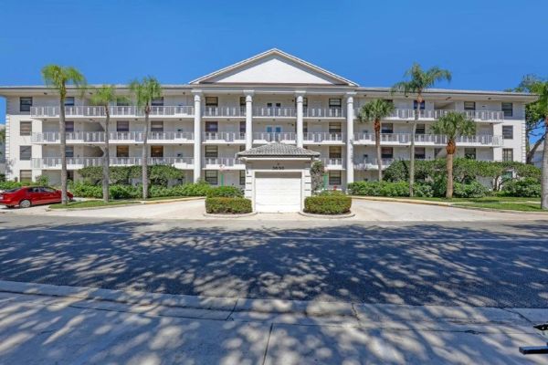 Whitehall
3650 Whitehall Dr Apt 201
West Palm Beach, FL 33401