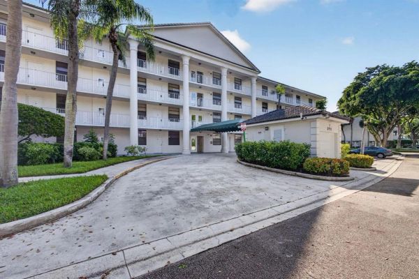 Whitehall
3710 Whitehall Dr Apt 401
West Palm Beach, FL 33401