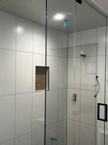 Custom stream shower installed by Precision Glass in Whitefish for a Precision Glass customer