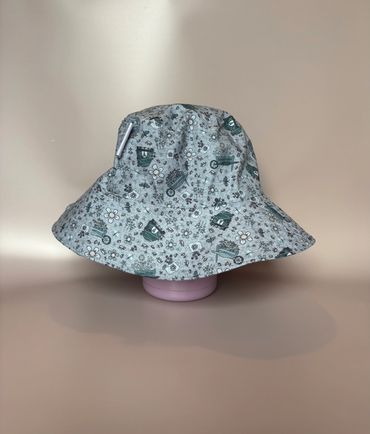 Floral-patterned bucket hat with garden-themed icons on a neutral background.