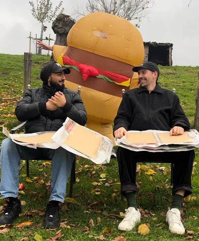 Giuliano, Maxime et un smash burger présente la nouvelle recrue Eleventh Floor.