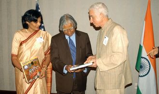 Robert Arnett and Smita Turakhia presenting India books to President Abdul Kalam.