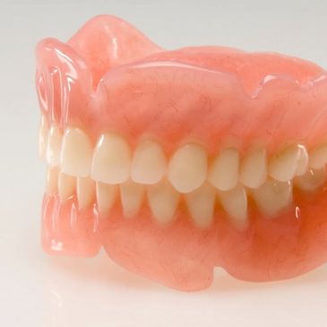 A picture example of upper and lower dentures at Jonathan Loughlin Dental.