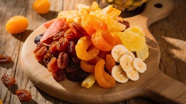 frutos secos sobre una tabla de madera