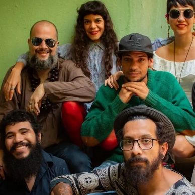 Grupo de seis personas posando juntas sonriendo.