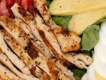 Grilled chicken salad with avocado and boiled egg.