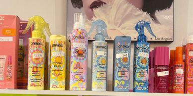 Une rangée de produits capillaires Amika aux couleurs vives.