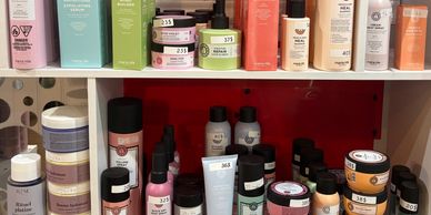 Rayon de produits de soins personnels variés.