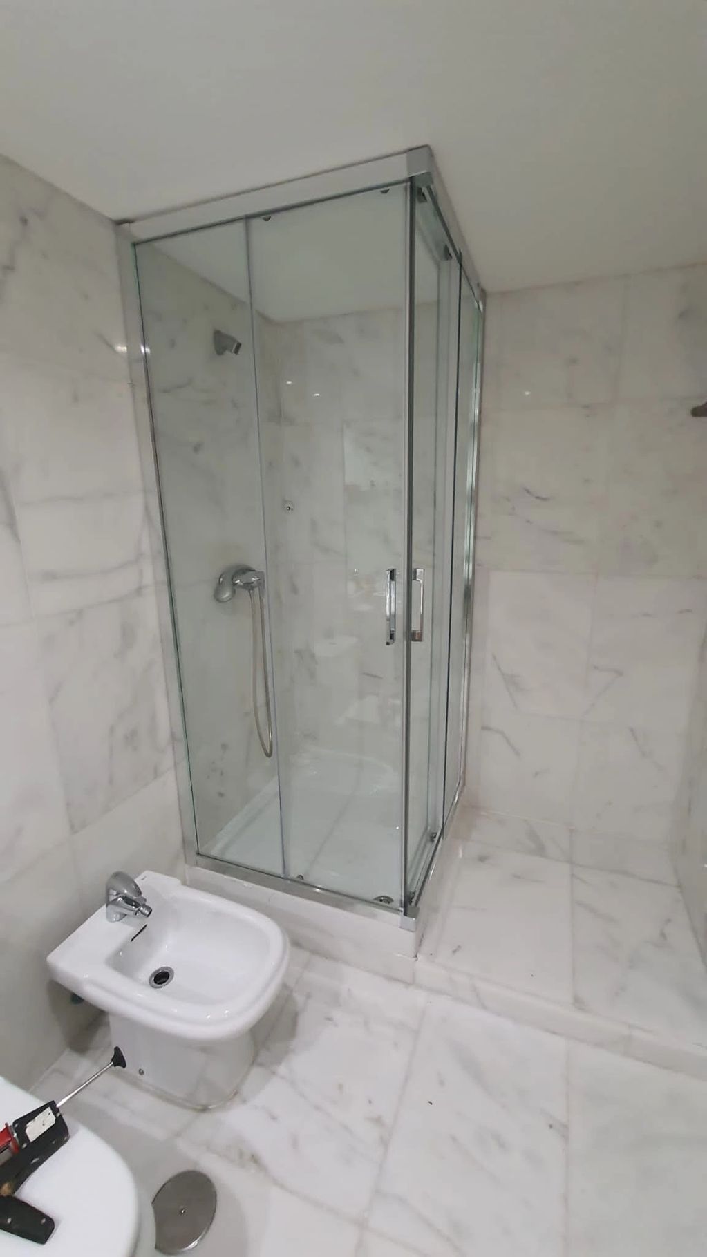 Mampara de baño en aluminio brilló, abierta al vértice.