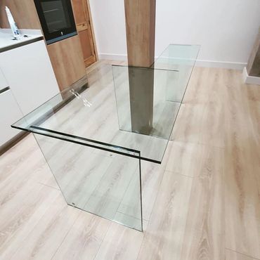 Mesa de cristal en luna de 10 mm con canto pulido.