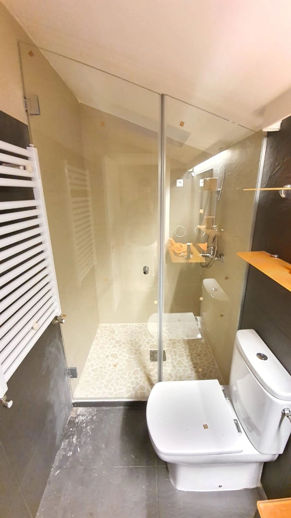 Mampara de baño, cristal de seguridad, cristal templado con herrajes.
