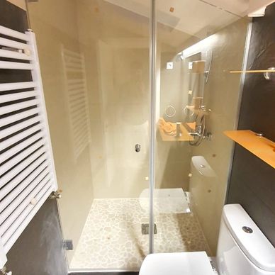 Instalación de mamparas de baño.