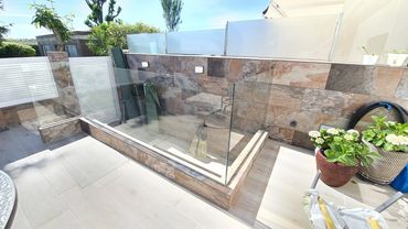 Barandilla en cristal laminar 5+5 con canto pulido, soportes en U en color plata.