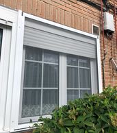 Mosquitera enrrollable en blanco.