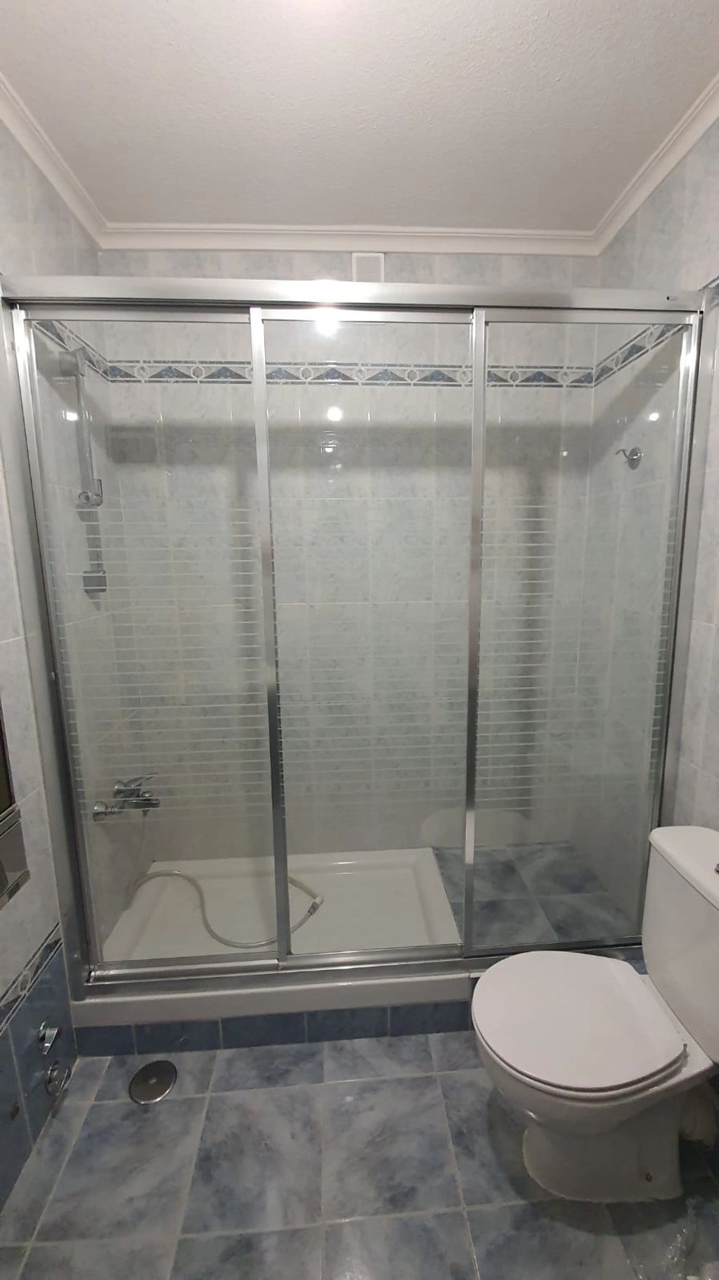 Mampara de baño en aluminio brilló, cristal con serigrafía.