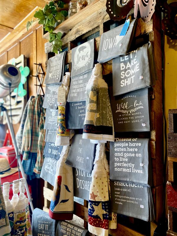 towels
artisan
unique shop
dyersville iowa