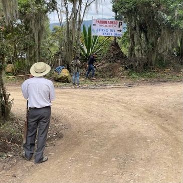 Parqueadero Los Negritos, a 30 metros del parque de aventura Paso del Ángel.