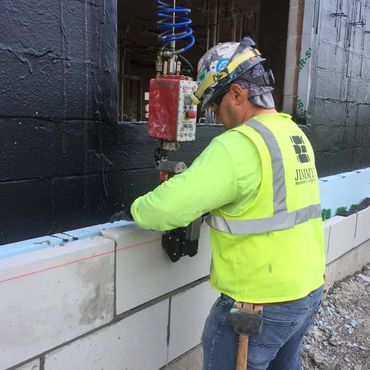 Facilite la pose de pierre sans effort