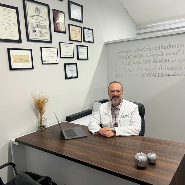 Dr. Jorge AlonsoGuerra Carrasco
Implants and Restorative Dentistry