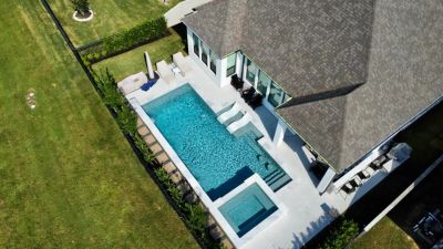 Custom gunite swimming pool in Mont Belvieu, Texas