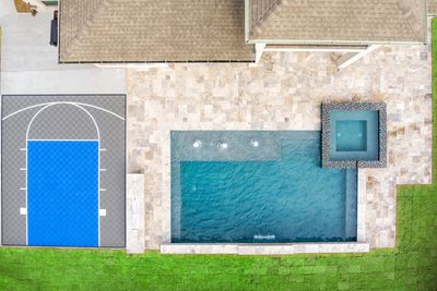 Custom swimming pool in Mont Belvieu, Texas