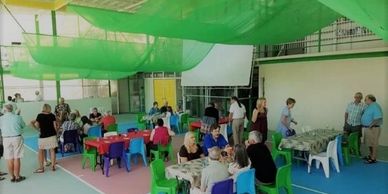 Chefs from the surrounding area periodically demonstrate their skills in menus not typical of Costa