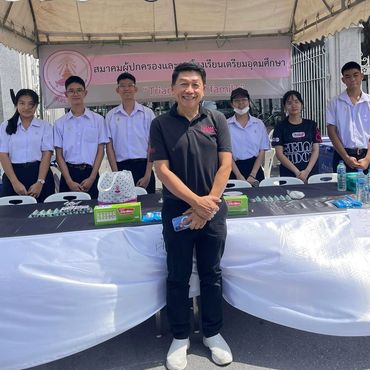 Traimudom Family พร้อมคณะครู นำนักเรียนจิตอาสา ร่วมกันบริการน้ำดื่มและยาดมประชาชน ถวายอาลัยสมเด็จแม่