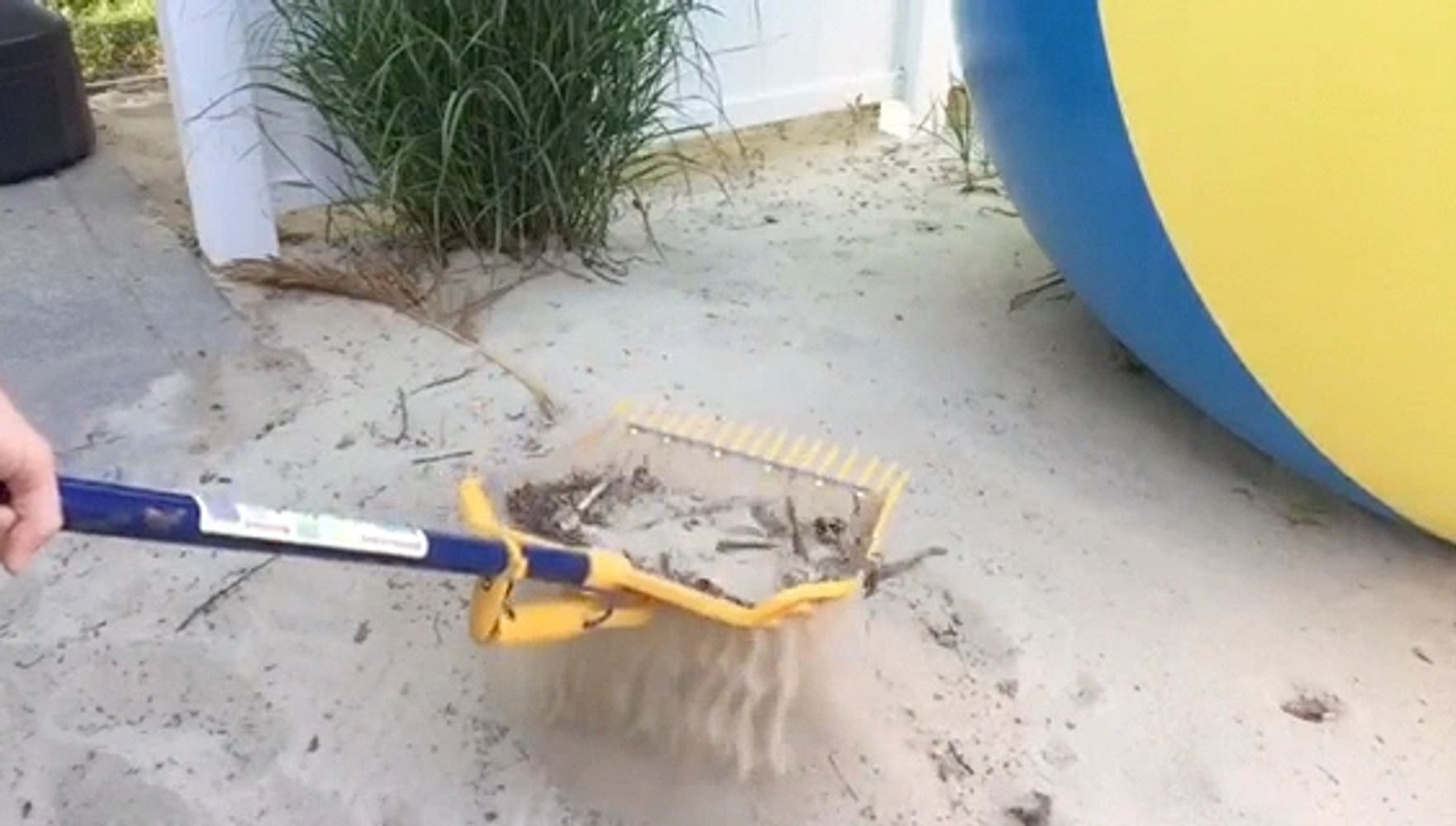 Sand and beach cleaning with manual or auto-sifting hand tools