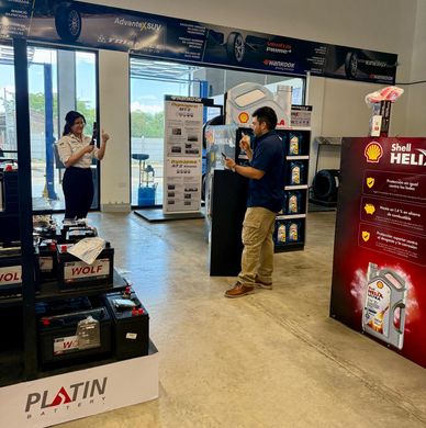 Persona tomando foto en tienda de autos.