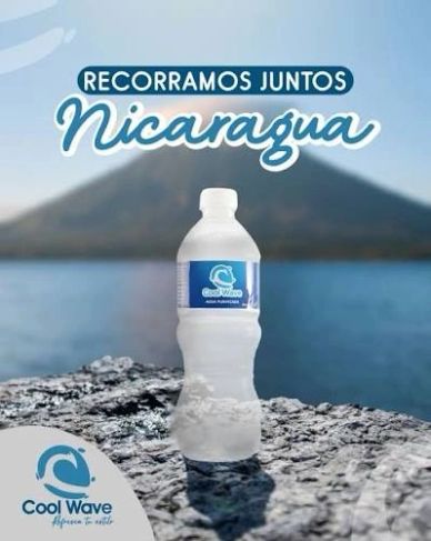 Botella de agua Cool Wave frente a un lago con volcán al fondo.