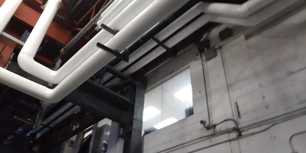 aislamiento térmico acabado en PVC, tubería agua fría. Tuberia con soldadura en acero inoxidable