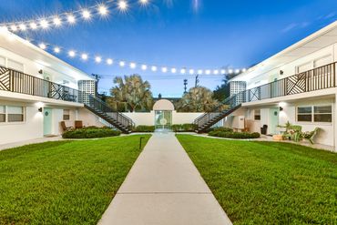 South Tampa Apartment Rental. Exterior Court yard of rental. Tampa apartment. Soho Apartments.