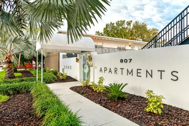 Soho Apartments Front Façade. Apartment rentals in South Tampa. Soho Tampa.