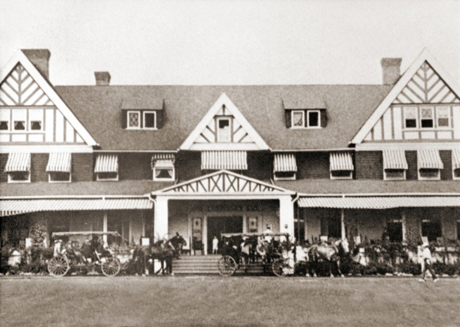 Oakmont Country Club founded in 1903
