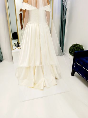 A-Line Off-The-Shoulder Lace Wedding Dress | Appliques Short Sleeve Bridal Gown | Luxury Long Train