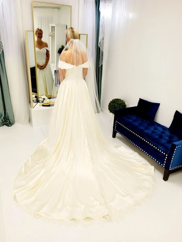 A-Line Off-The-Shoulder Lace Wedding Dress | Appliques Short Sleeve Bridal Gown | Luxury Long Train