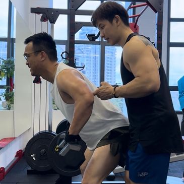 personal trainer coaching busy professional with strength training for fat loss and muscle gain