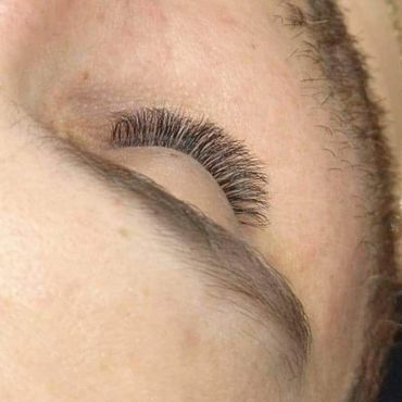 Pose d'extensions de cils Volume Russe