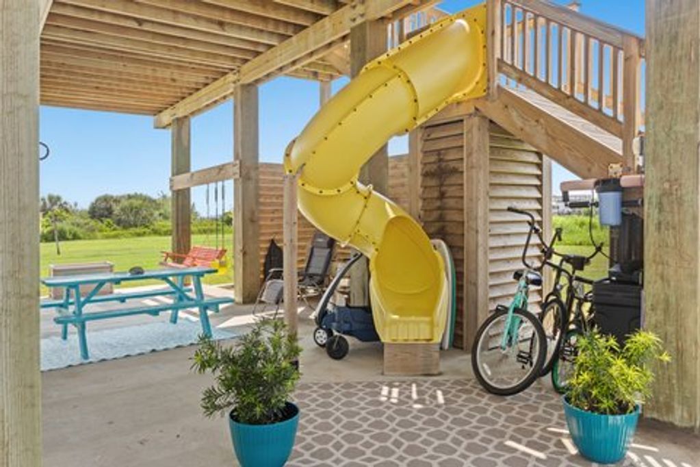 2 beach cruiser bikes for your use. The neighborhood is a great place to ride.