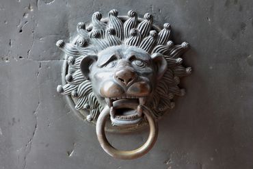 Löwentürknauf auf dem Marktportal des Mainzer Doms