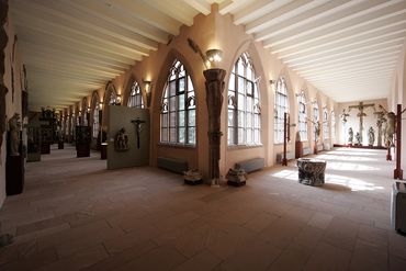 Dom- und Diözesanmuseum: Die Skulpturenhalle im 500 Jahre alten Kreuzgang