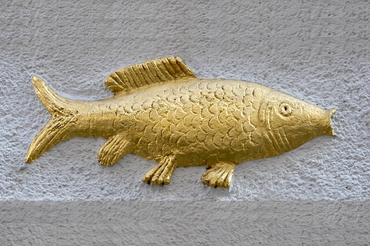 Goldenes Fischschild aus der ehemaligen Fischhalle in der Fischergasse, Mainz