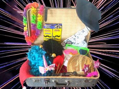 Accessoires, Verkleidungen, Hüte, Perücken, Brillen in einem Koffer