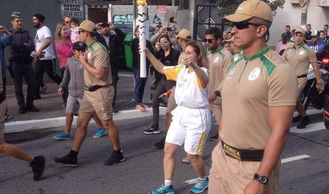 Foto tirada no momento que estava conduzindo a Tocha Olímpica