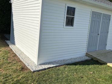 Cobblestone border with decretive stone installed